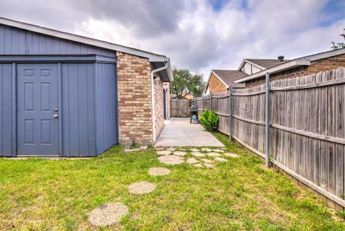 The Colony Townhome Near Golfing And Lakes!