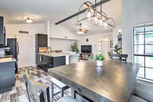 The Colony Townhome Near Golfing And Lakes!