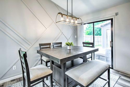 The Colony Townhome Near Golfing And Lakes!