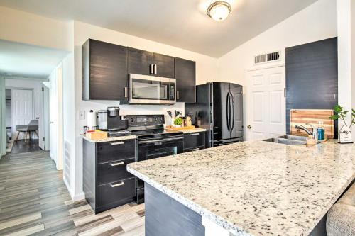 The Colony Townhome Near Golfing And Lakes!