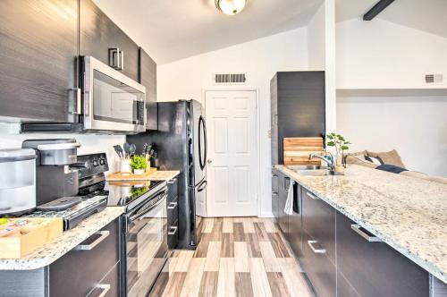 The Colony Townhome Near Golfing And Lakes!