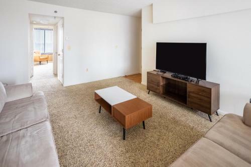 2br Premium Apartment With Gym Parking & Pool By Envitae
