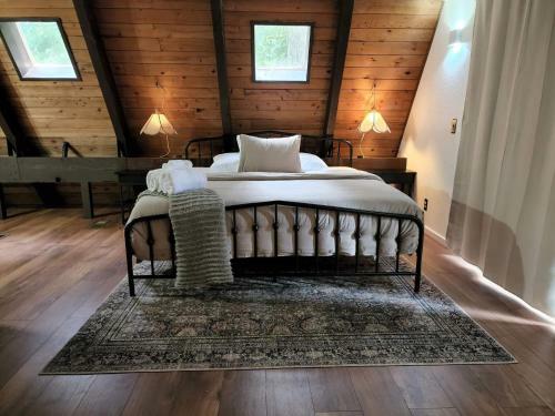 Spacious Riverside A-frame Cabin W/ Mt Baker Views