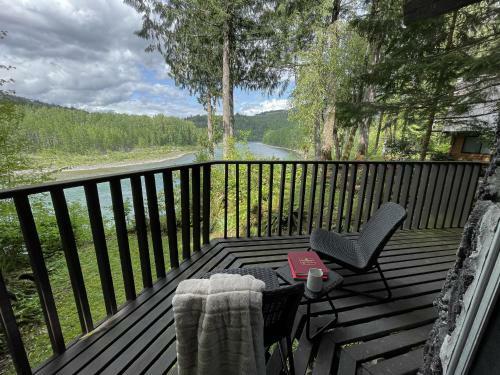 Spacious Riverside A-frame Cabin W/ Mt Baker Views