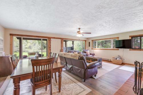 Riverfront Retreat At Lavender Lake