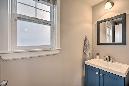 Pet-friendly Seattle Townhome Less Than 1 Mi To Lake!