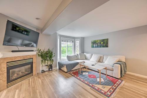 Pet-friendly Seattle Townhome Less Than 1 Mi To Lake!