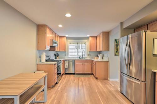 Pet-friendly Seattle Townhome Less Than 1 Mi To Lake!