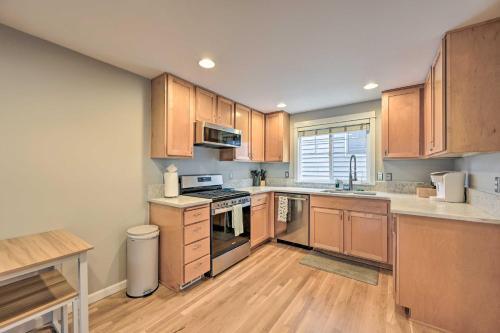Pet-friendly Seattle Townhome Less Than 1 Mi To Lake!