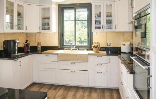 Four-bedroom Holiday Home In St Paul Trois Chateaux