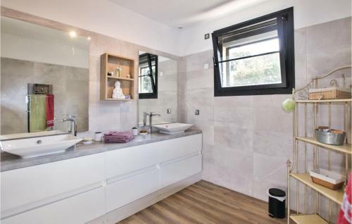 Four-bedroom Holiday Home In St Paul Trois Chateaux