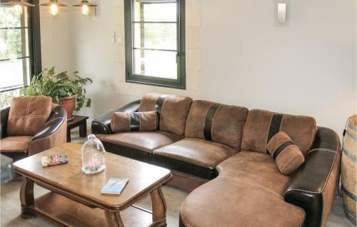 Four-bedroom Holiday Home In St Paul Trois Chateaux