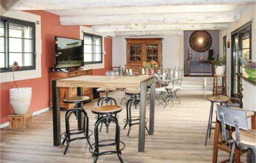 Four-bedroom Holiday Home In St Paul Trois Chateaux