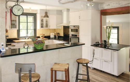 Four-bedroom Holiday Home In St Paul Trois Chateaux