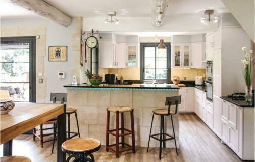 Four-bedroom Holiday Home In St Paul Trois Chateaux