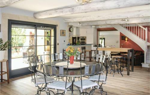 Four-bedroom Holiday Home In St Paul Trois Chateaux