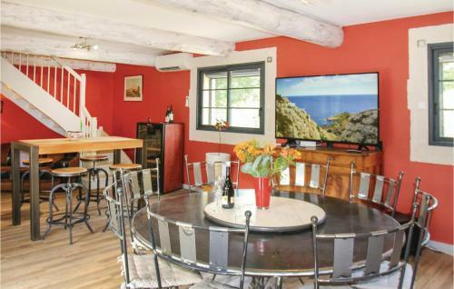 Four-bedroom Holiday Home In St Paul Trois Chateaux