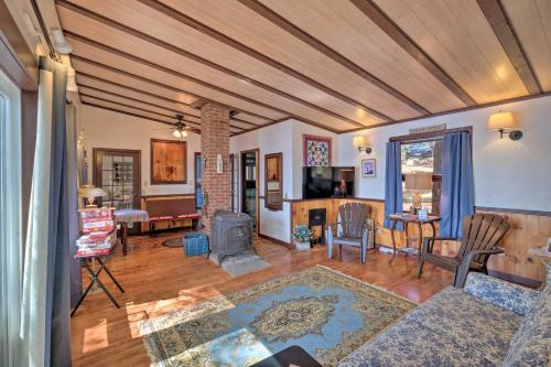Lakefront Hartford Cabin With Canoe And Boat Ramp