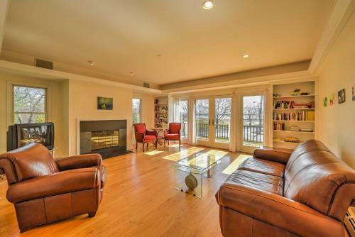 Multi-level Marion House Loft, Deck And Ocean Views