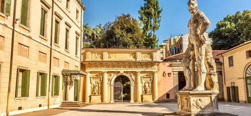 Hostal Palazzo Mantua Benavides Suites & Apartments
