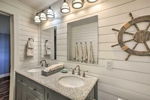 Luxe Lakefront Escape With 4 Kayaks, Hot Tub, Beach!