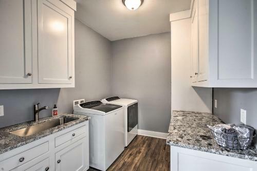 Luxe Lakefront Escape With 4 Kayaks, Hot Tub, Beach!