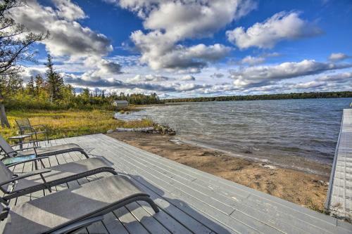 Luxe Lakefront Escape With 4 Kayaks, Hot Tub, Beach!