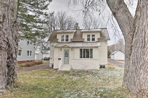 Charming Home Less Than One Block To Lake Superior!