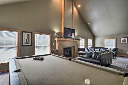 Roscommon Home With Deck, 7 Mi To Higgins Lake!