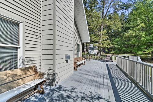 Roscommon Home With Deck, 7 Mi To Higgins Lake!