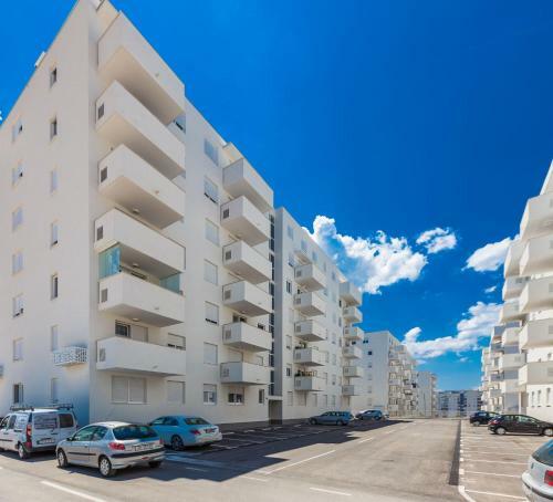 Tanja Modern Apartment With Balcony And Parking Garage