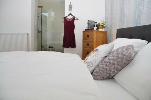 Hotel Six! Eat Work Sleep