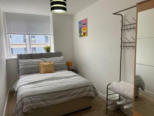 Spacious Apartment By Train Station