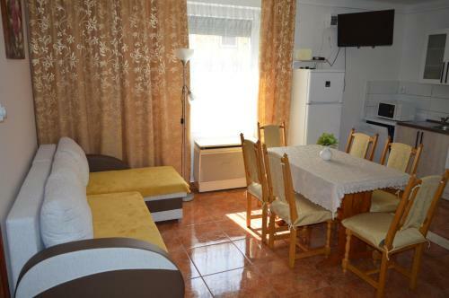 Csepp Nyaral�h�z Medenc�vel