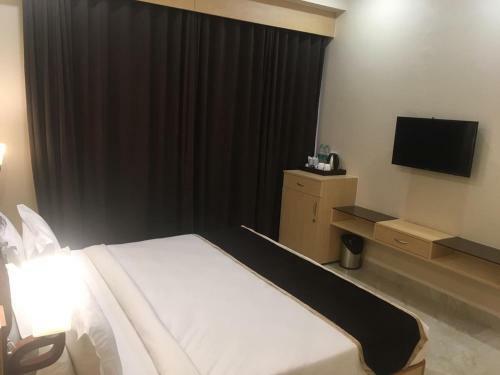 Hotel Aarunya Royale