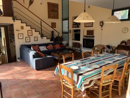 Fant�stica Vivienda Con Amplio Jard�n Y Piscina