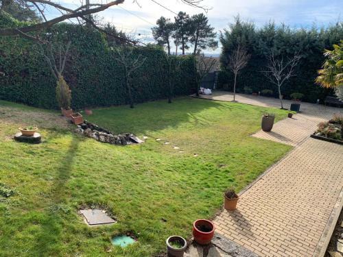 Fant�stica Vivienda Con Amplio Jard�n Y Piscina
