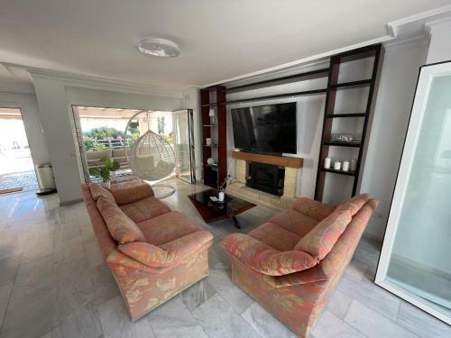 Fab 6 Bedroom Villa With Pool Only Short Walk To B