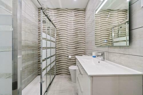 A Modern, Newly Renovated Two Bedroom Apartment