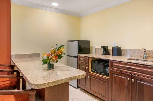 Best Western Plus Windsor Gardens Hotel & Suites/conference Center