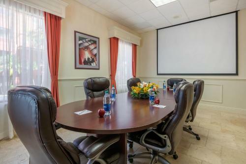 Best Western Plus Windsor Gardens Hotel & Suites/conference Center