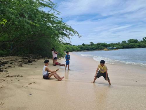 Hostal Calatagan's Bahay Kubo