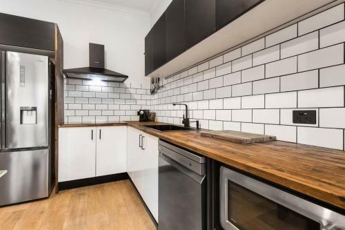 Apartamento Watt's Up Doc Sleeps 2 Modern Wifi Parking