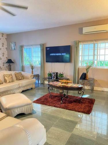 Runaway Bay 5 Bedroom Villa W/ A Large Pool. Gorgeous