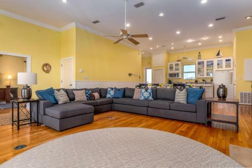 Ricky Mos' Island Oasis - 2628 Bridgeview Home