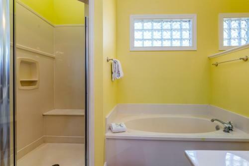 Ricky Mos' Island Oasis - 2628 Bridgeview Home