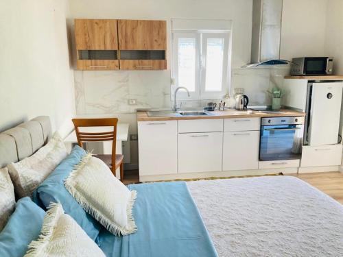 New Studio Flat With Balcony And Patio .
