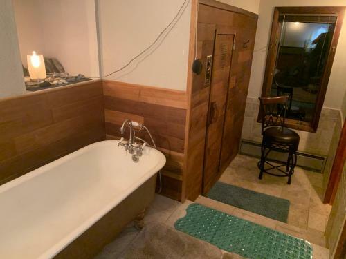 Riverfront Home W/ Sauna, Tub & Beautiful Views