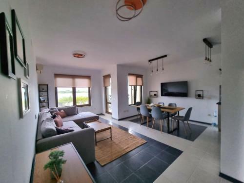 Cozy Bright 2bd Apartment With Sea View