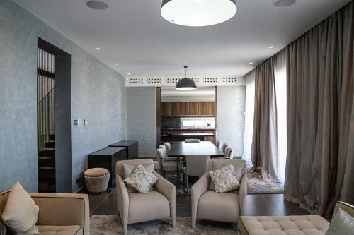 Luxury Villa Next To Parklane Hotel.